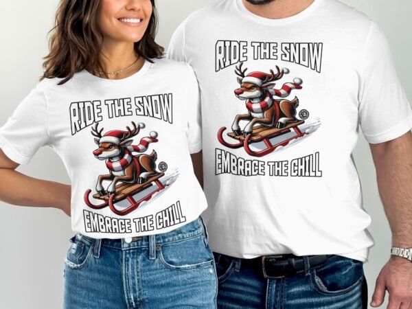 Weihnachts T-Shirt, Rentier Rodeln, Ride the Snow Embrace the Chill, Winter T-Shirt, Lustiges Rentier Shirt, Geschenkideen - Image 4