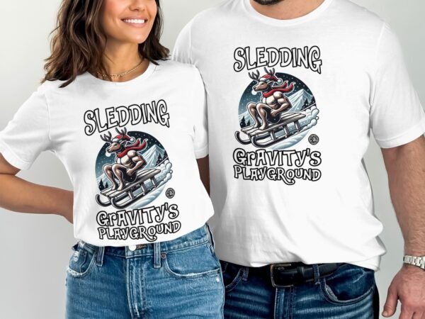 Lustige Elch Schlitten Grafik Weihnachten TShirt, Wintersport TShirt, Elch Schlittenfahren Design, Gravity's Playground TShirt - Image 4