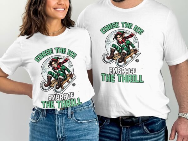 Lustiger Weihnachtself Schlittenfahren T-Shirt, Winterurlaub Kleidung, Schicke Weihnachtsfeier, Feiertagsmotiv T-Shirt Kleidung - Image 4