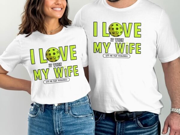 Lustiges Pickleball Shirt, Geschenk für Pickleballliebhaber, Humorvolles Motiv Ich Liebe Es Wenn Meine Frau Mich Spielen Lässt Tee - Image 4
