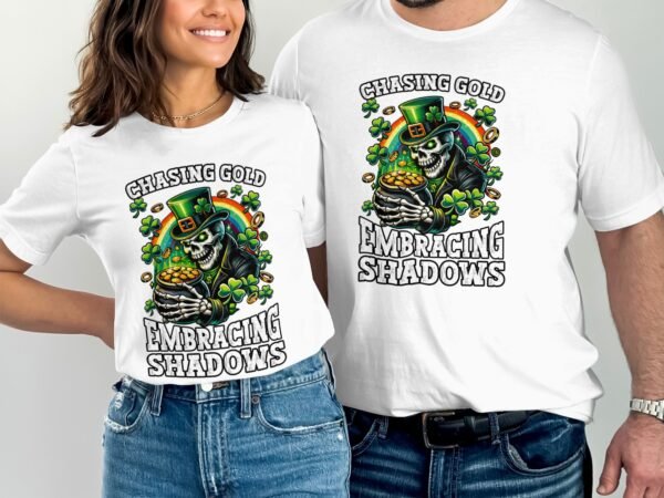 Chasing Gold Embracing Shadows T-Shirt, Lustiges Totenkopf Design, Glücksbringer Shirt, St Patrick Tag, Irisches Kleeblatt Tee - Image 3