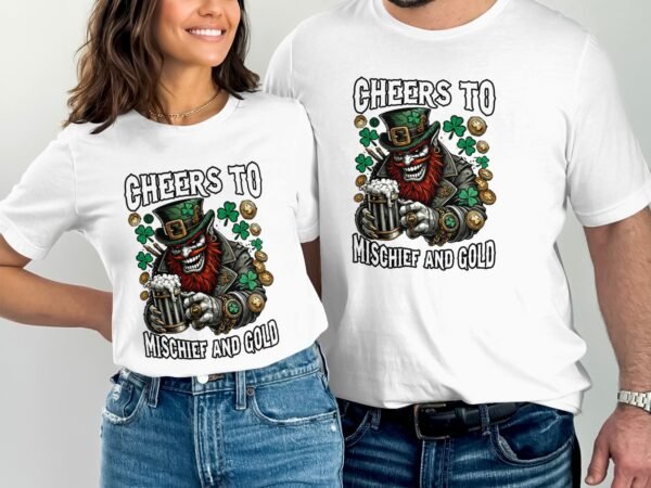 Lustiger Kobold T-Shirt, Cheers to Mischief and Gold, St. Patricks Day Geschenk, Irland Themen Shirt, Glückliches Kleeblatt Design - Image 3