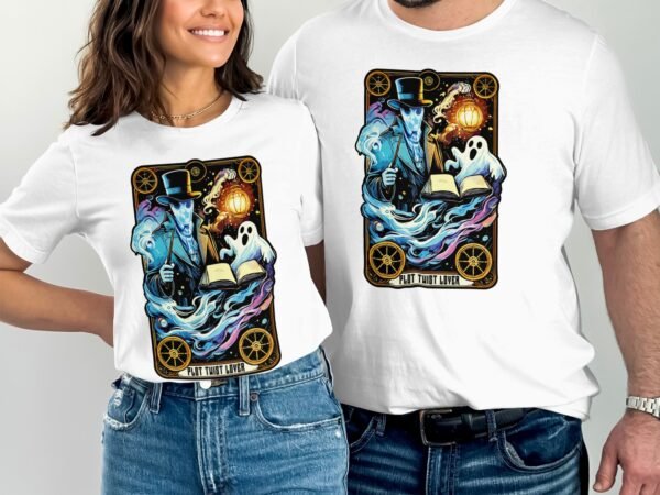 Kriminalfälle Tarot Karten T-Shirt, Mystische Tarotkarten für Krimi Fans Tee, Esoterik Kartenlegen Detektiv Top, Tarotdeck Wahrsager Shirt - Image 4