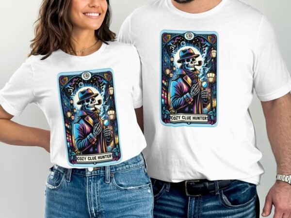 Kriminalfälle Tarot Karten T-Shirt, Mystische Tarotkarten für Krimi Fans Tee, Esoterik Kartenlegen Detektiv Top, Tarotdeck Wahrsager Shirt - Image 4