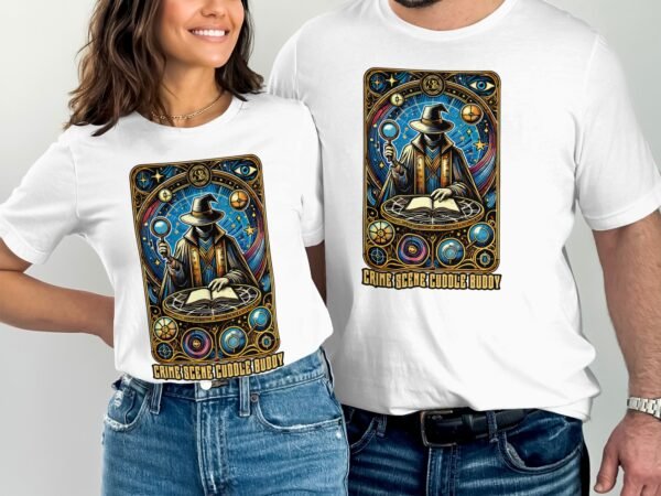 Kriminalfälle Tarot Karten T-Shirt, Mystische Tarotkarten für Krimi Fans Tee, Esoterik Kartenlegen Detektiv Top, Tarotdeck Wahrsager Shirt - Image 4
