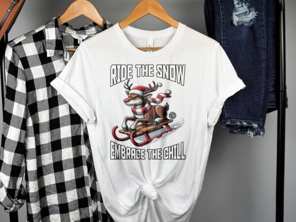 Weihnachts T-Shirt, Rentier Rodeln, Ride the Snow Embrace the Chill, Winter T-Shirt, Lustiges Rentier Shirt, Geschenkideen - Image 2