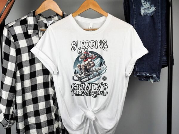 Lustige Elch Schlitten Grafik Weihnachten TShirt, Wintersport TShirt, Elch Schlittenfahren Design, Gravity's Playground TShirt - Image 2