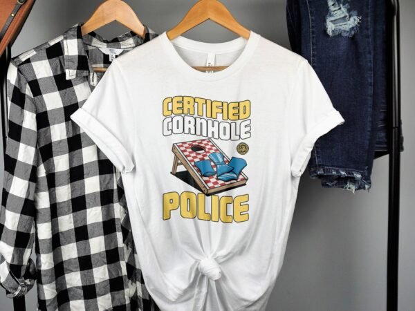 Cornhole Gartenspiel T-Shirt, Camping Freizeitspiel Shirt, Familien Sieger Outfit, Wurfsack Holzbrettspiel Tee, Sommer Outdoor-Spiel Polizei - Image 2