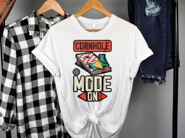 Cornhole Modus An Gartenspiel T-Shirt, Camping Freizeitspiel Shirt, Turniersieger Outfit, Wurfsack Holzbrettspiel Tee, Sommer Outdoor-Spiel - Image 2