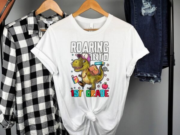 Brüllend in die 1. Klasse T-Shirts, Dinosaurier Einschulung T-Shirts, Schulanfang Dino T-Shirts, Schulbeginn Kindert Shirts - Image 2