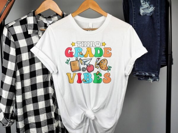 Dritte Klasse T-Shirt Schulanfang nach Sommerferien Shirt Lehrer Geschenk Grundschule Schulkind T-Shirts Klassenfahrt Schulbedarf - Image 2