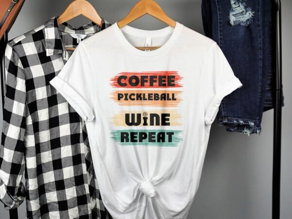 Lustiges T-Shirt Kaffee Pickleball Wein Wiederholen, Perfektes Geschenk für Sport- und Weinliebhaber, Humorvolles Freizeitshirt - Image 2