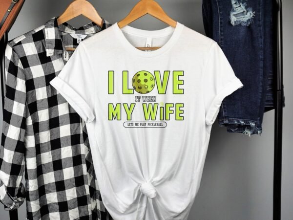 Lustiges Pickleball Shirt, Geschenk für Pickleballliebhaber, Humorvolles Motiv Ich Liebe Es Wenn Meine Frau Mich Spielen Lässt Tee - Image 2