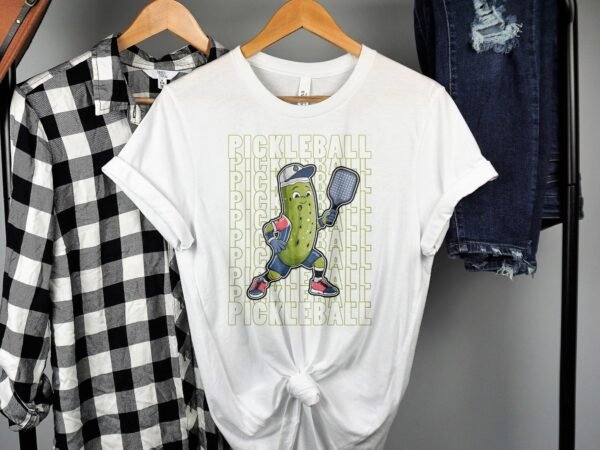 Lustiges Pickleball T-Shirt für Spieler, Pickleball Cartoon Motiv für Sportliebhaber, Originelles Gewürzgurke Motiv, Outdoor-Aktivität Shirt - Image 2