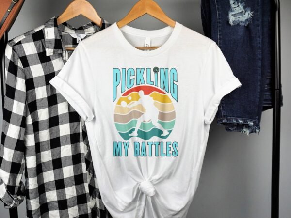 Pickleball Spieler T-Shirt, Geschenk für Sportliebhaber, Originelles Pickleballschläger Motiv Fan Tee, Lustiges Outdoor-Aktivität Team Shirt - Image 2