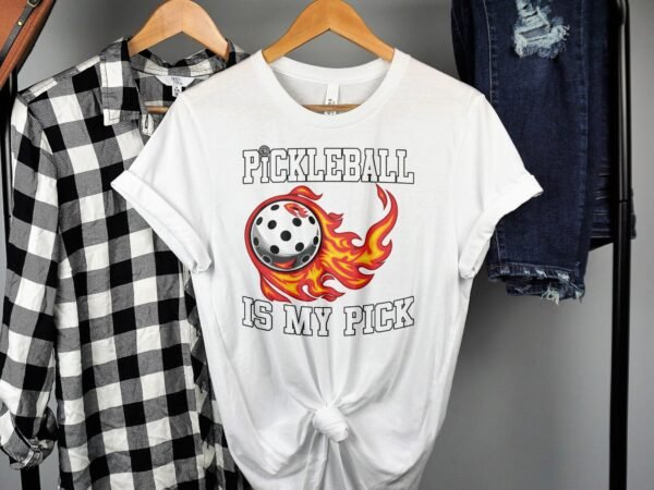 Pickleball Spieler T-Shirt, Geschenk für Sportliebhaber, Einzigartiges Feuerball Motiv Fan Tee, Lustiges Outdoor-Aktivität Team Shirt - Image 2