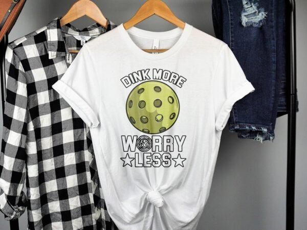 Pickleball Spruch T-Shirt, Geschenk für Sportliebhaber, Originelles Pickleballschläger Motiv Fan Tee, Lustiges Teamtaktik Shirt - Image 2