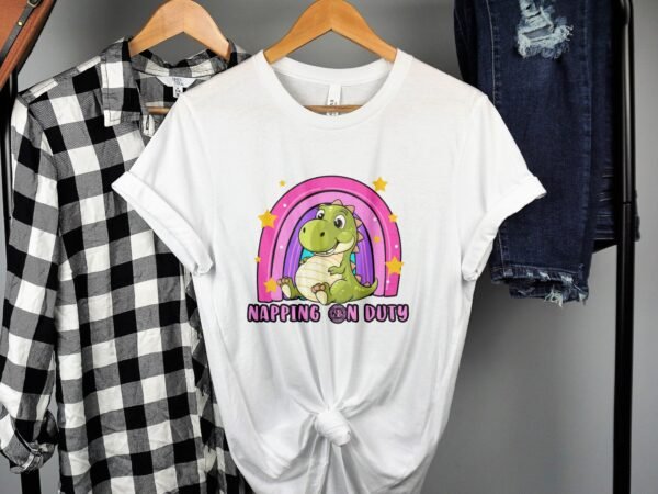 Schläfchen Im Dienst Pregasaurus T-Shirt Werdende Eltern Mama Dino Schlaf Shirt Schwangerschaft Gemütliches Babybauch Outfit Mutter Shirt - Image 2