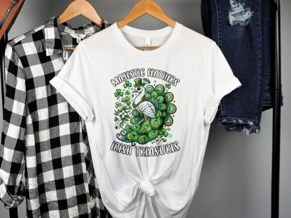 St. Patricks Day T-Shirt mit majestatischen Federn Shirt Irische Schätze Glückssymbole Lustiges Pfauenmotiv Shirt Glückskleeblatt Magie Tee - Image 2