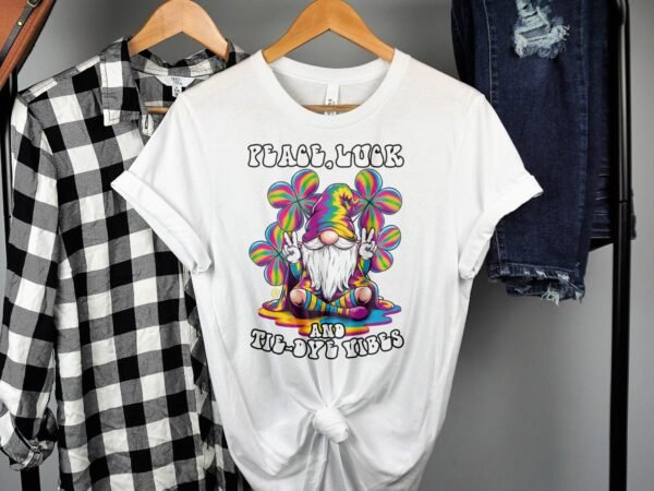 Friedensglück mit Batikschwingungen Shirt, lustiger Gnom T-Shirt, Hippie Kostüm Humor, farbenfrohes Gnom Shirt, positives Vibe Shirt - Image 2
