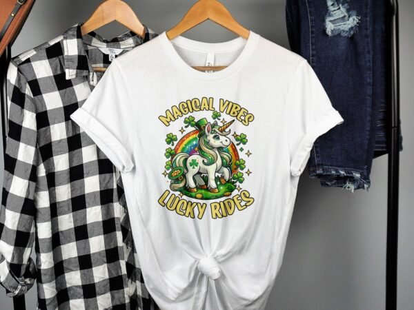 Magische Vibes T-Shirt, Glücklicher Einhorn Reit, Regenbogen Clover Design, coole Grafiken für Erwachsene und Kinder - Image 2