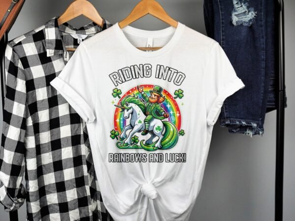 Reiten in Regenbogen und Glück T-Shirt, Lustiges St. Patrick's Day Einhorn T-Shirt, Buntes Regenbogen Motiv T-Shirt, Glücksbringer Tee - Image 2