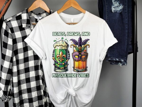 Schickes T-Shirt zum St. Patricks Day und Mardi Gras, Perfekt für Feierlichkeiten, Beads Brews and Masquerade Vibes Design - Image 2
