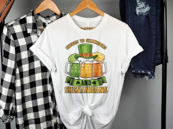 Cheers to Shamrocks and Shenanigans T-Shirt, Lustiges Party-Shirt, St. Patrick's Day, Irisches Bierhemd, Irland Feiertag - Image 2