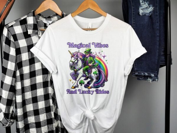 Magische Schwingungen und Glückliche Fahrten T-Shirt, Einhorn T-Shirt, Lustiges irisches T-Shirt, Regenbogen Einhorn Geschenk - Image 2