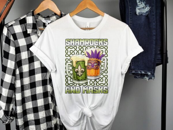 Lustiges St. Patricks Day Shirt, Mardi Gras T-Shirt, Shamrocks and Masks, Bierkrüge mit Klee und Maske, Geschenkideen - Image 2