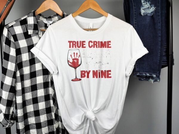Kriminalfälle True Crime T-Shirt, Wein um 9 Horror Geschichten für Krimi Fans Tee, Rätsellösen Fingerabdruck Top, Ermittlungen Motiv Shirt - Image 2