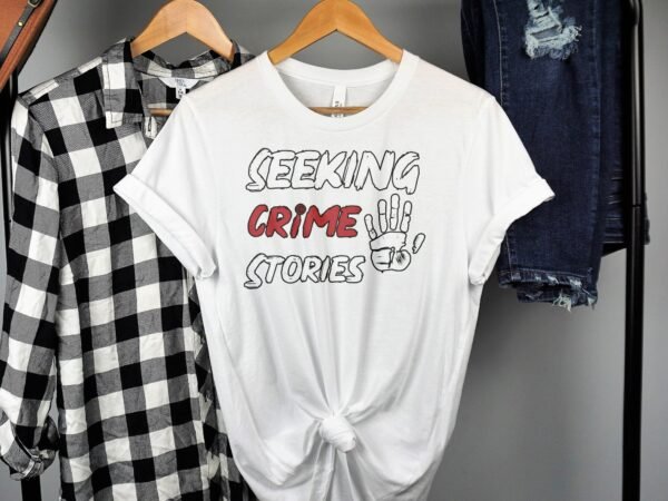 Kriminalfall True Crime T-Shirt, Mystische Horror Geschichten für Krimifans Tee, Rätsel Motiv Verbrecher Top, Beweismitteluntersuchung Shirt - Image 2