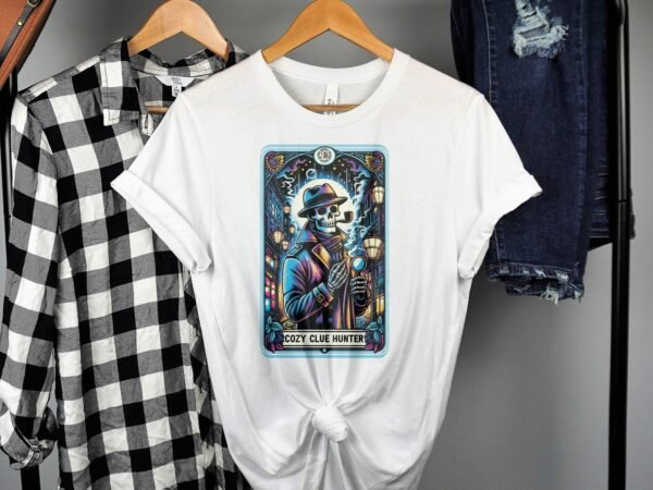 Kriminalfälle Tarot Karten T-Shirt, Mystische Tarotkarten für Krimi Fans Tee, Esoterik Kartenlegen Detektiv Top, Tarotdeck Wahrsager Shirt - Image 2