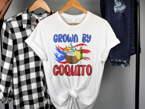 Tropisches Coquito Weihnachten T-Shirt, Traditionelles Kokosnuss Urlaubsgetränk Shirt, Festliches Puerto Rico Karibik Tee, Kokos Reisetop - Image 2