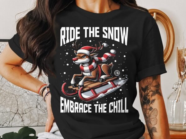 Weihnachts T-Shirt, Rentier Rodeln, Ride the Snow Embrace the Chill, Winter T-Shirt, Lustiges Rentier Shirt, Geschenkideen - Image 3