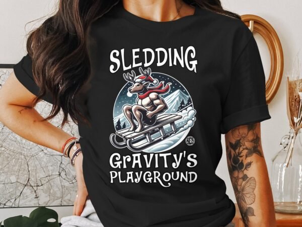 Lustige Elch Schlitten Grafik Weihnachten TShirt, Wintersport TShirt, Elch Schlittenfahren Design, Gravity's Playground TShirt - Image 3