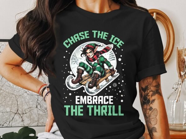 Lustiger Weihnachtself Schlittenfahren T-Shirt, Winterurlaub Kleidung, Schicke Weihnachtsfeier, Feiertagsmotiv T-Shirt Kleidung - Image 3
