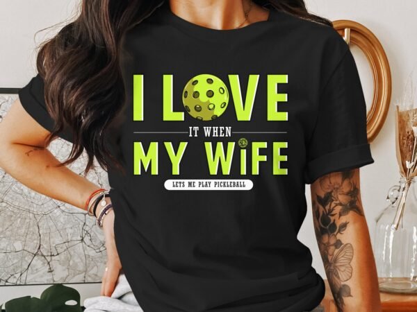 Lustiges Pickleball Shirt, Geschenk für Pickleballliebhaber, Humorvolles Motiv Ich Liebe Es Wenn Meine Frau Mich Spielen Lässt Tee - Image 3