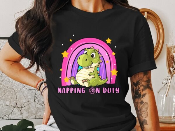 Schläfchen Im Dienst Pregasaurus T-Shirt Werdende Eltern Mama Dino Schlaf Shirt Schwangerschaft Gemütliches Babybauch Outfit Mutter Shirt - Image 3
