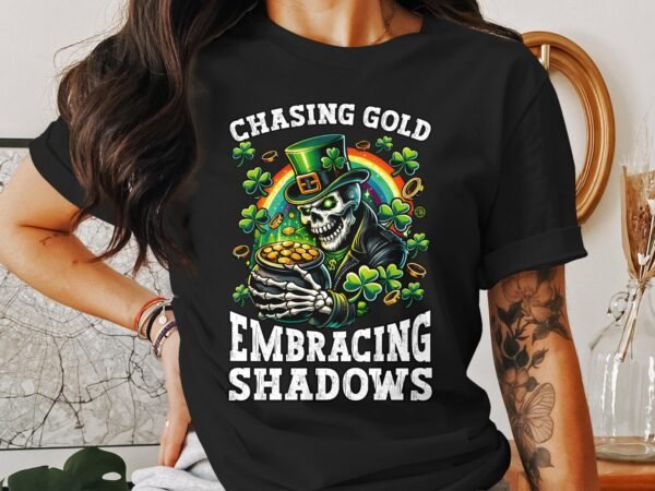 Chasing Gold Embracing Shadows T-Shirt, Lustiges Totenkopf Design, Glücksbringer Shirt, St Patrick Tag, Irisches Kleeblatt Tee - Image 2