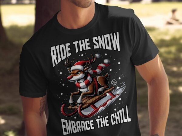 Weihnachts T-Shirt, Rentier Rodeln, Ride the Snow Embrace the Chill, Winter T-Shirt, Lustiges Rentier Shirt, Geschenkideen - Image 5