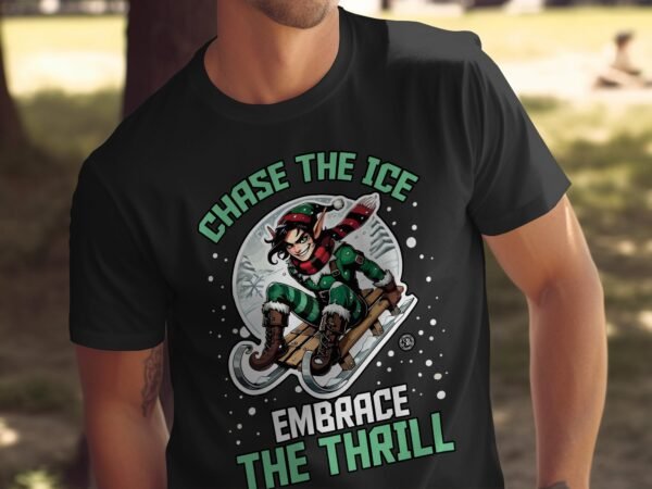 Lustiger Weihnachtself Schlittenfahren T-Shirt, Winterurlaub Kleidung, Schicke Weihnachtsfeier, Feiertagsmotiv T-Shirt Kleidung - Image 5