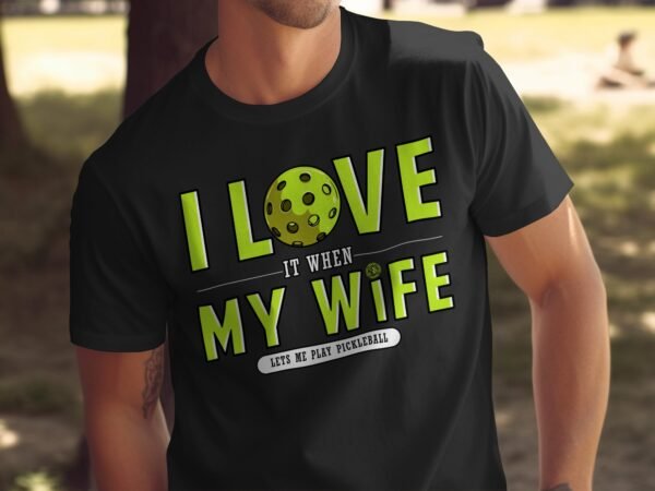 Lustiges Pickleball Shirt, Geschenk für Pickleballliebhaber, Humorvolles Motiv Ich Liebe Es Wenn Meine Frau Mich Spielen Lässt Tee - Image 5