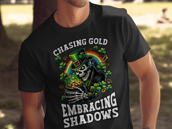 Chasing Gold Embracing Shadows T-Shirt, Lustiges Totenkopf Design, Glücksbringer Shirt, St Patrick Tag, Irisches Kleeblatt Tee - Image 4