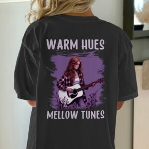 Musik T-Shirt Gitarren Design Flanell Look Lavendel Natur Indie Musikerin Festival Boho Style Vintage Shirt Lagerfeuer Musikliebhaber Tee