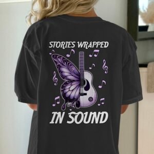 Musik T-Shirt Gitarre Schmetterling Design Flügel Noten Musikliebhaber Flieder Shirt Sound Geschichten Band Shirt Festival Lagerfeuer Tee