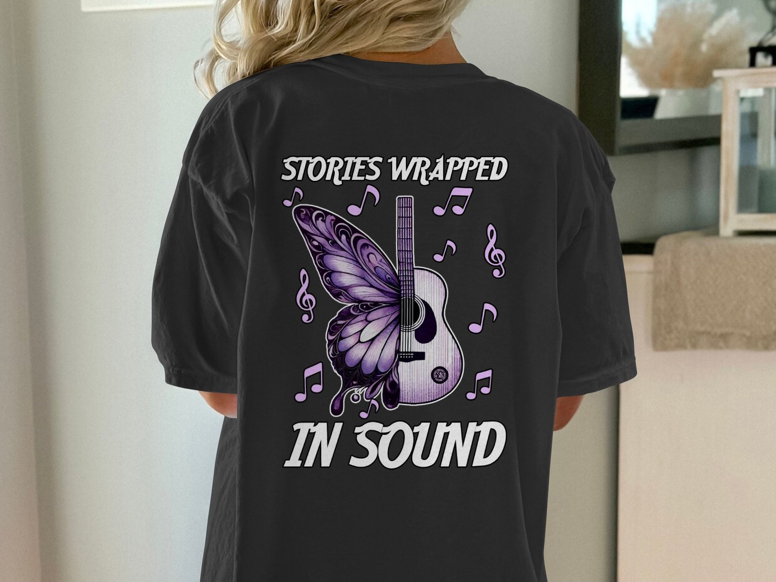 Musik T-Shirt Gitarre Schmetterling Design Flügel Noten Musikliebhaber Flieder Shirt Sound Geschichten Band Shirt Festival Lagerfeuer Tee