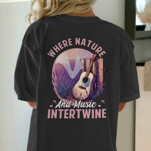 Gitarre Naturmotiv T-Shirt Musikliebhaber Vintage Landschaft Shirt Lavendel Gitarren Shirt Akustikgitarre Naturverbundenes Boho Ruhe Tee