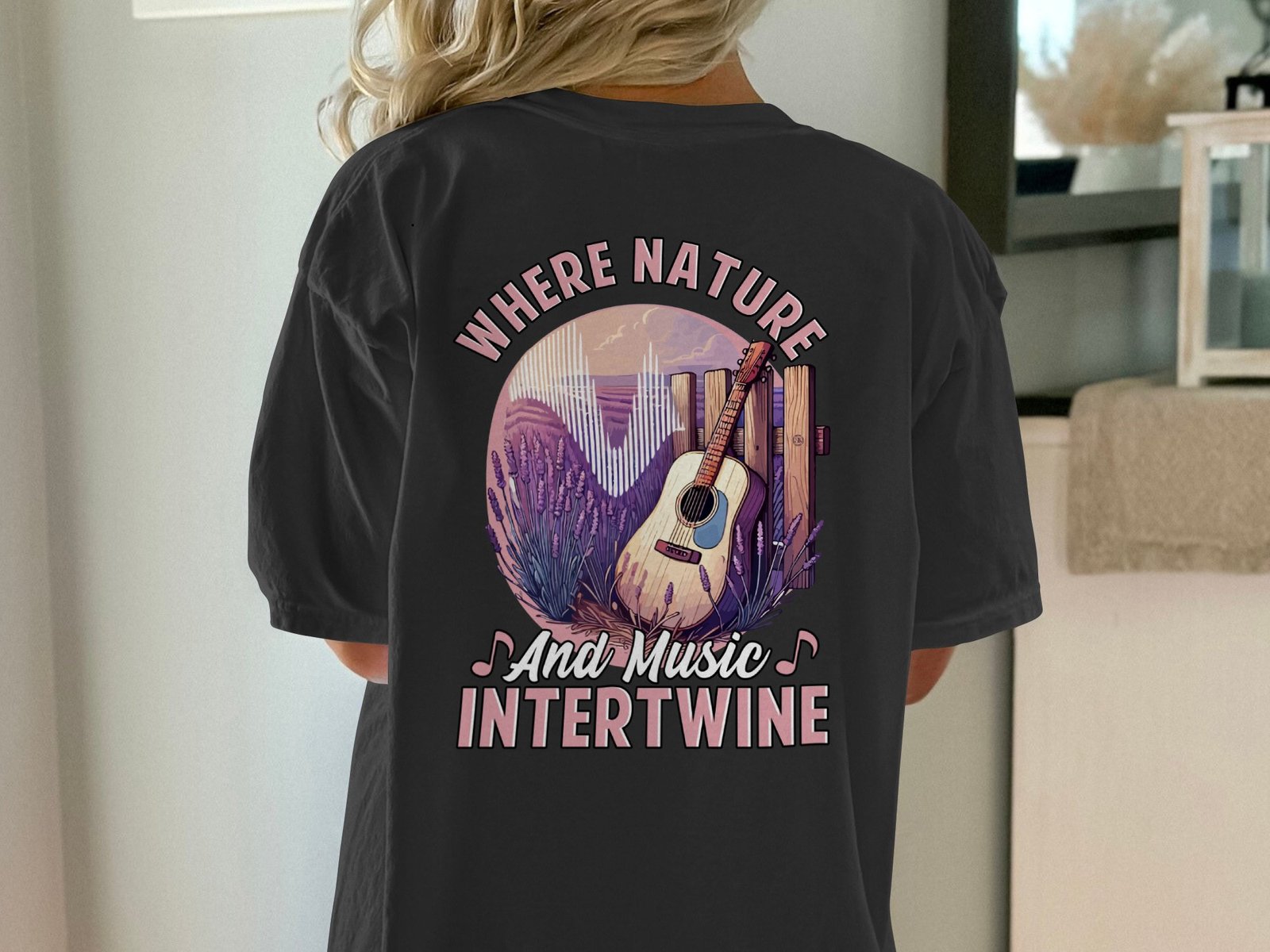 Gitarre Naturmotiv T-Shirt Musikliebhaber Vintage Landschaft Shirt Lavendel Gitarren Shirt Akustikgitarre Naturverbundenes Boho Ruhe Tee