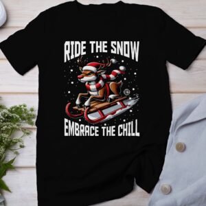 Weihnachts T-Shirt, Rentier Rodeln, Ride the Snow Embrace the Chill, Winter T-Shirt, Lustiges Rentier Shirt, Geschenkideen